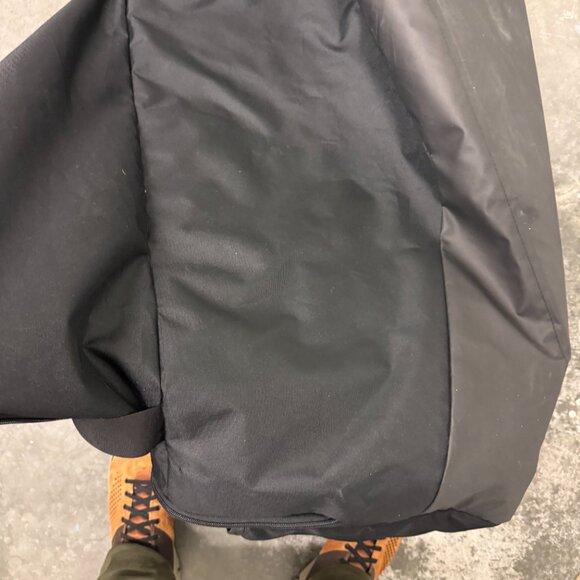 Huge Under Armour Sports Duffle Bag Has Pockets and Compartments Galore! - Picture 4 of 16